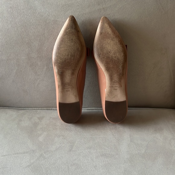 Ann Taylor size 8.5 flat shoe with stylish bow on the pointed toe. - Picture 2 of 3